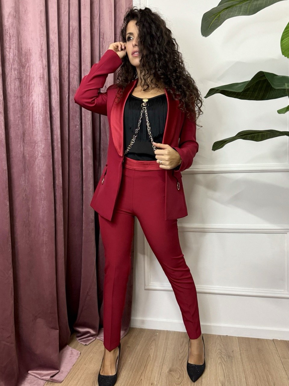 Les Filles Tailleur Rouge