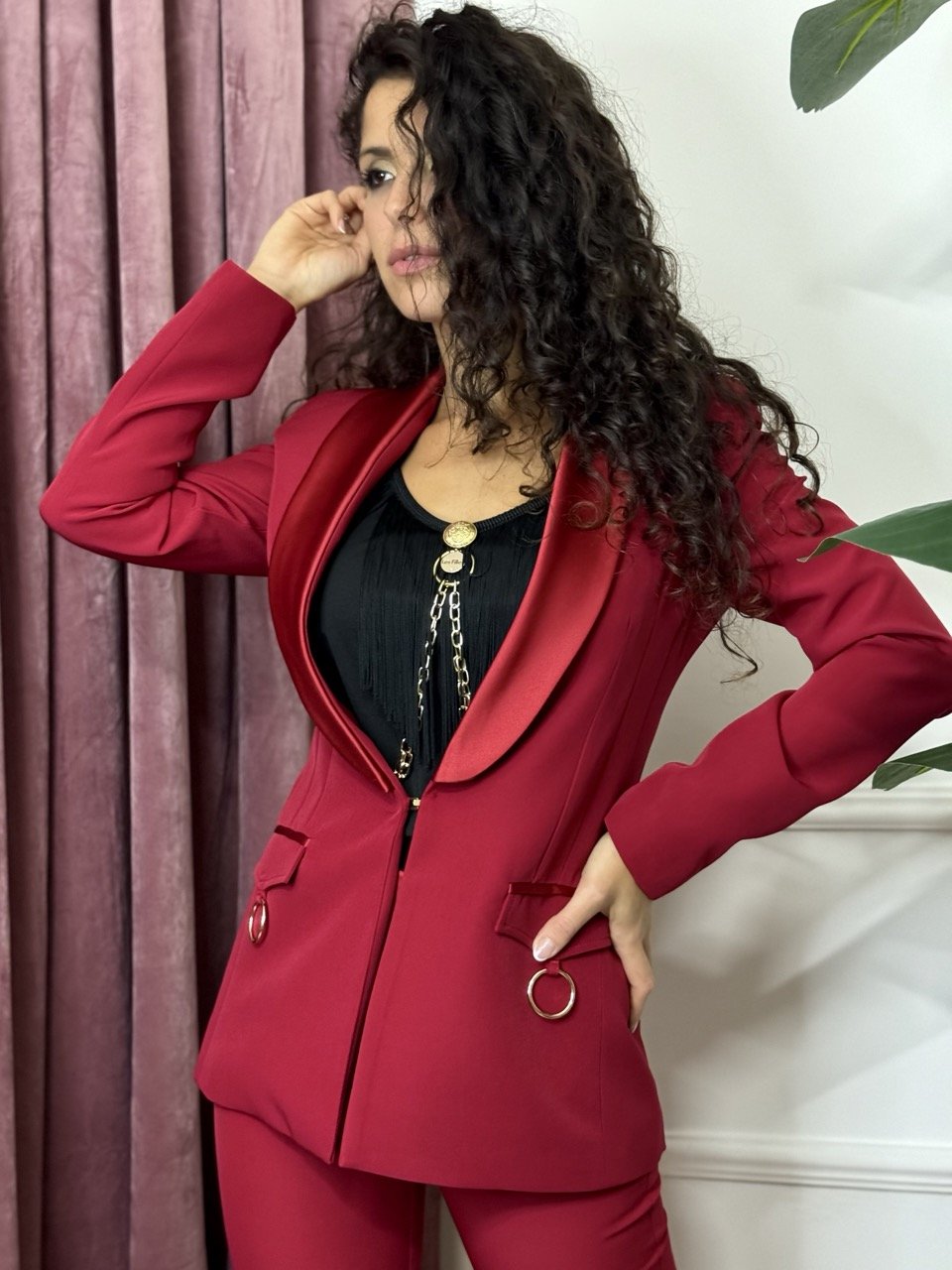 Les Filles Tailleur Rouge