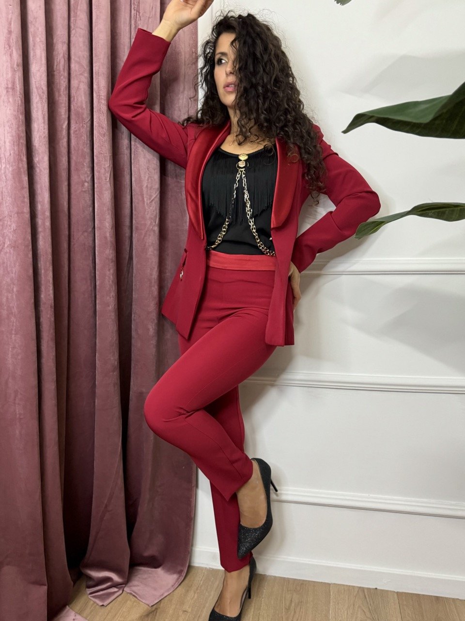 Les Filles Tailleur Rouge