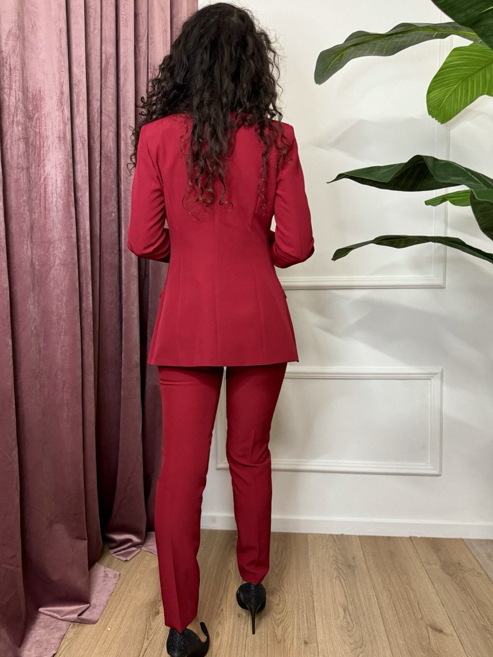 Les Filles Tailleur Rouge