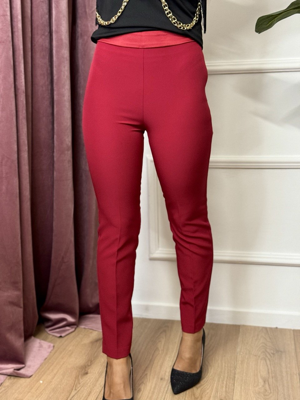 Les Filles Tailleur Rouge